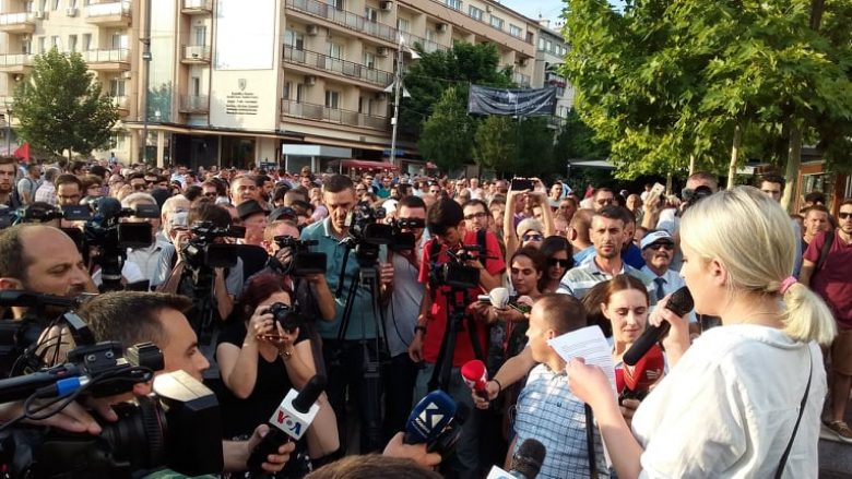 Protesta për shkarkimin e Aleksandër Lumezit: Gjyqësori nuk duhet t’i shërbejë qeverive, por ligjit