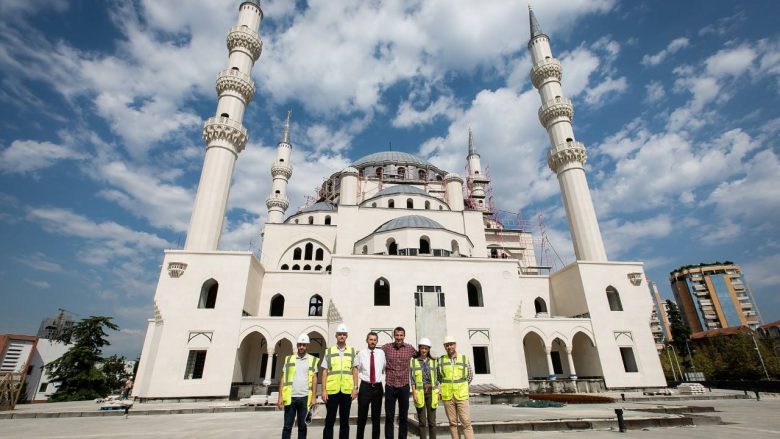 Veliaj: Bajramin tjetër, Tirana me xhami të re (Video)