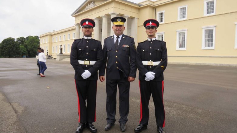 Komandanti i FSK-së, pjesë e diplomimit të dy kadetëve në Mbretërinë e Bashkuar