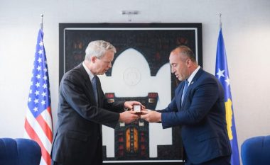 Haradinaj i dhuron Hartën e Artë të Kosovës ambasadorit Delawie