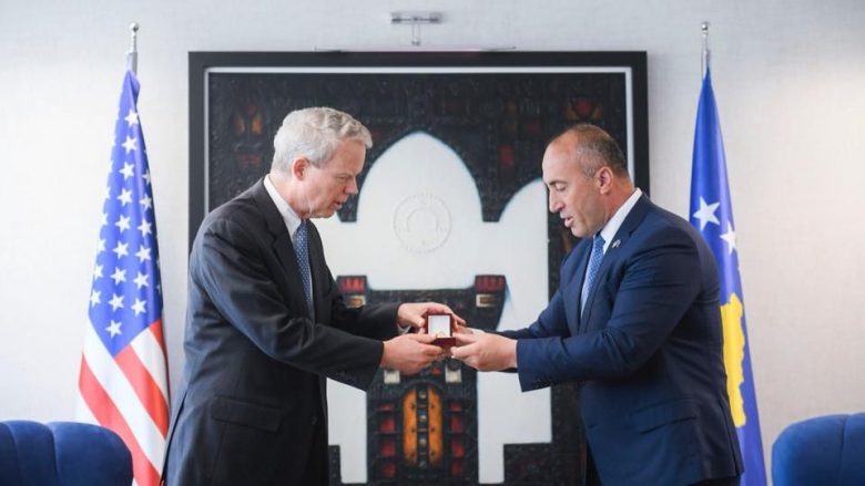 Haradinaj i dhuron Hartën e Artë të Kosovës ambasadorit Delawie