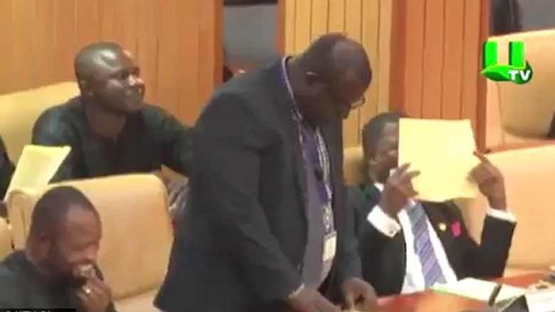“Vagina është e mençur”, “Penisi është një budallallëk”,…: Kolegët shpërthejnë në të qeshura, pasi deputeti përmend emrat e disa fshatrave në Ganë (Video)