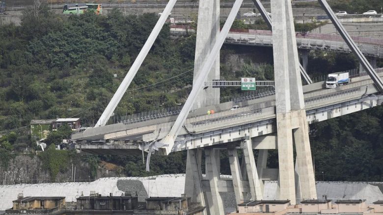 Imazhe që tregojnë tmerrin e shembjes së urës në Genoa (Foto)