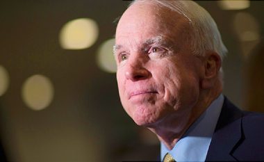 Kush ishte senatori John McCain që u nda sot nga jeta – fjalët e tij kur vizitoi Kosovën