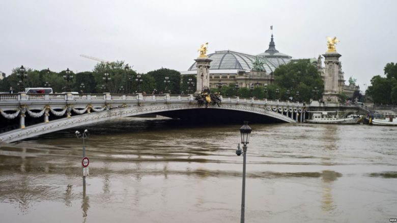 Rreth 840 ura në Francë rrezikojnë shembjen