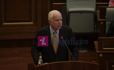 Fjalimi i senatorit John McCain në Kuvendin e Kosovës, në prill të vitit 2017