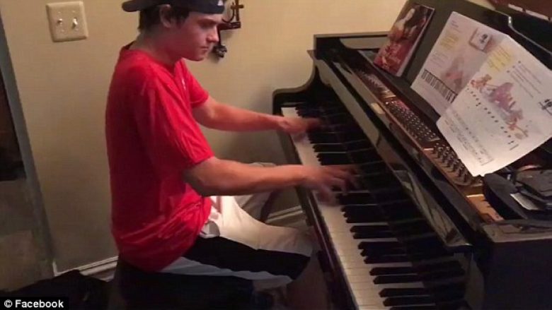 Adoleshenti që iu dërgoi picat kërkoi të luante në piano, aftësitë e tij janë të mahnitshme (Video)