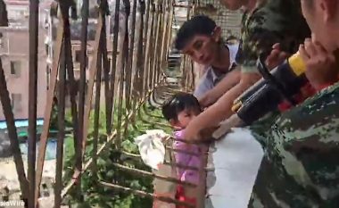 Aksioni i vështirë për shpëtimin e katërvjeçares së ngecur me qafë në rrethojën e ballkonit (Video)