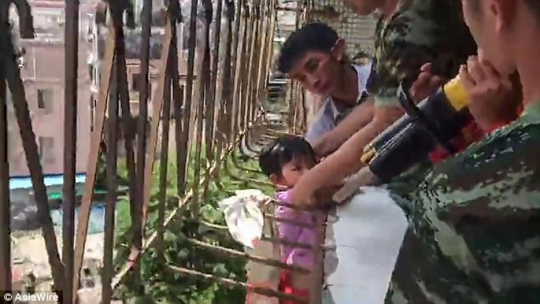 Aksioni i vështirë për shpëtimin e katërvjeçares së ngecur me qafë në rrethojën e ballkonit (Video)