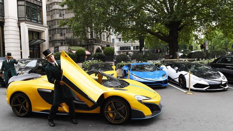 Arabët e pasur në mbledhjen e përvitshme me super-makina në Londër (Foto)