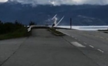 Aterrimi emergjent nuk shkoi si duhet, aeroplani i lehtë u përplas me pjesën e përparme (Video)