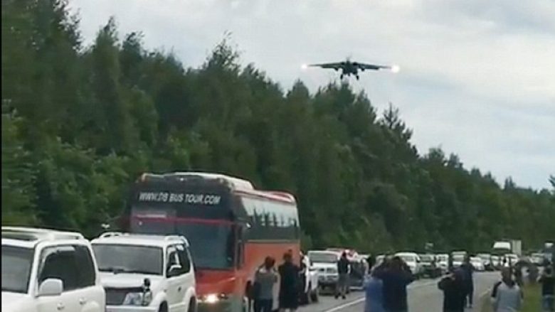 Autostrada kthehet në pistë aterrimi, aeroplanët ushtarakë fluturuan mbi kokat e njerëzve (Video)