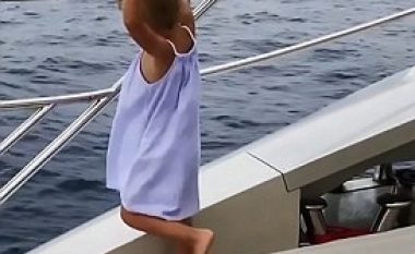 Babai nuk i kushtonte vëmendje, vogëlushja ia hodhi telefonin në det (Video)
