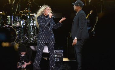 Kaos në koncertin e Beyonce dhe Jay-Z, një fans i dehur ngjitet në skenë dhe vrapon pas çiftit