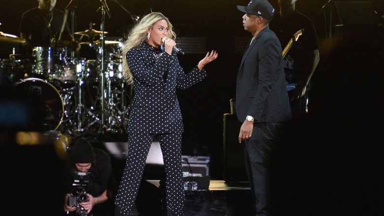 Kaos në koncertin e Beyonce dhe Jay-Z, një fans i dehur ngjitet në skenë dhe vrapon pas çiftit