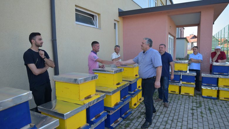 Komuna e Podujevës shpërndau 500 shoqëri bletësh për bletarët