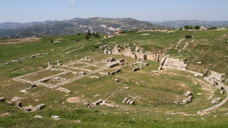 Bylisi – ballkoni panoramik nga ku shihet gjysma e Shqipërisë