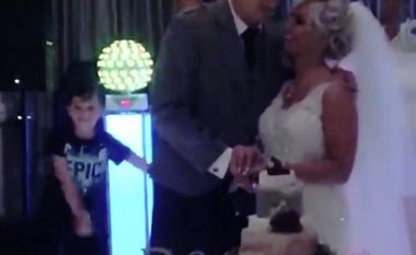 Çifti i porsamartuar po e prisnin tortën, tërë vëmendje shkoi te i biri tyre që vallëzonte në sfond (Video)