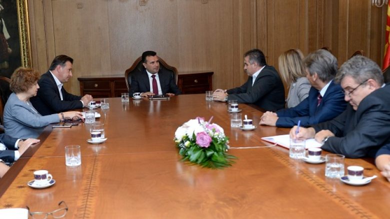 Zaev në takim me anëtarët e KSHZ-së: Të gjithë kemi përgjegjësi për referendumin