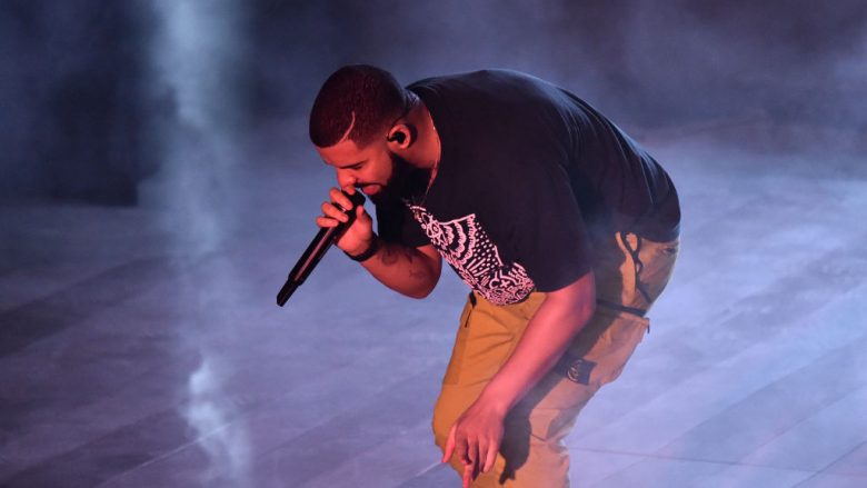 Drake i bën ‘diss’ Kanye Westit në skenë