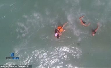 Droni patrullues shpëtoi shtatë pushues, valët ua pamundësonin rikthimin në breg (Video)