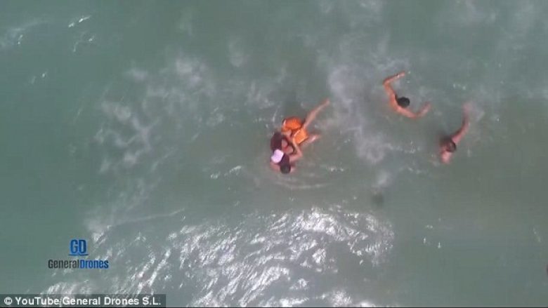 Droni patrullues shpëtoi shtatë pushues, valët ua pamundësonin rikthimin në breg (Video)