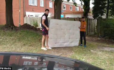 Dyshekun e vjetër deshën ta hedhin në kopshtin e fqinjit, kapen prej tij derisa po iknin (Video)