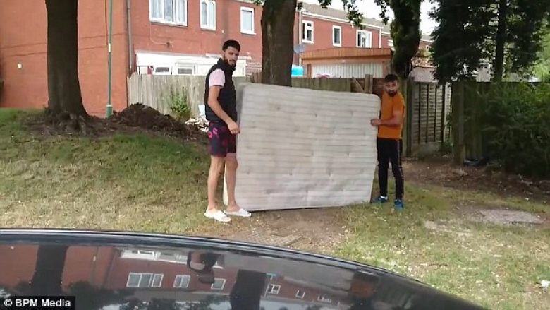 Dyshekun e vjetër deshën ta hedhin në kopshtin e fqinjit, kapen prej tij derisa po iknin (Video)