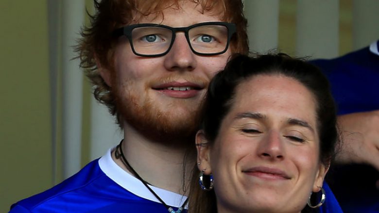 Ed Sheeran lë të kuptohet se është martuar në fshehtësi