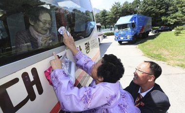 Familjarët që nuk do të takohen më ‘kurrë’: Nëna 99-vjeçare nga Koreja e Jugut, përshëndeti të bijat që mbetën në Korenë e Veriut (Foto)
