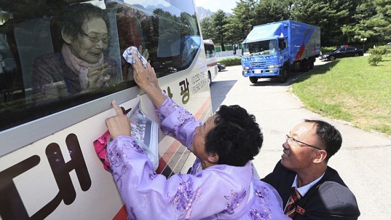 Familjarët që nuk do të takohen më ‘kurrë’: Nëna 99-vjeçare nga Koreja e Jugut, përshëndeti të bijat që mbetën në Korenë e Veriut (Foto)