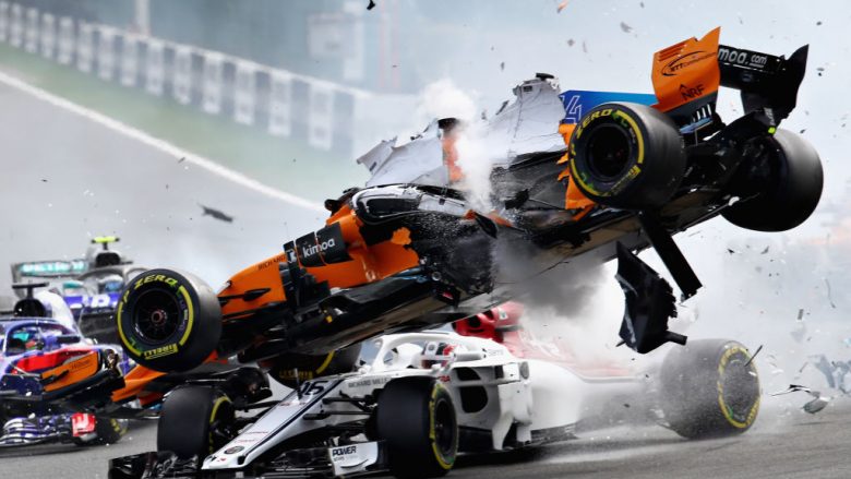 Pamje nga aksidenti i Formula 1 në Belgjikë që shkaktoi dëme në vlerë prej 1.5 milion euro