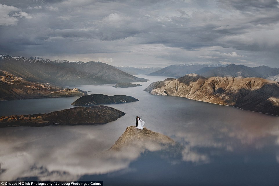 Fotografitë e martesës të shkrepura në zonat më të veçanta në botë (Foto)