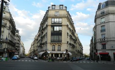 Reportazh nga Franca: Eleganca e Parisit, Shahadeti në derë të katedrales dhe bukë, verë e djathë