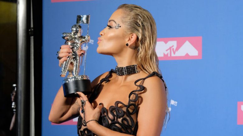 Rita pas marrjes së çmimit në MTV: Avicii më ka inspiruar shumë, faleminderit fansa, e ndajmë këtë çmim me ju