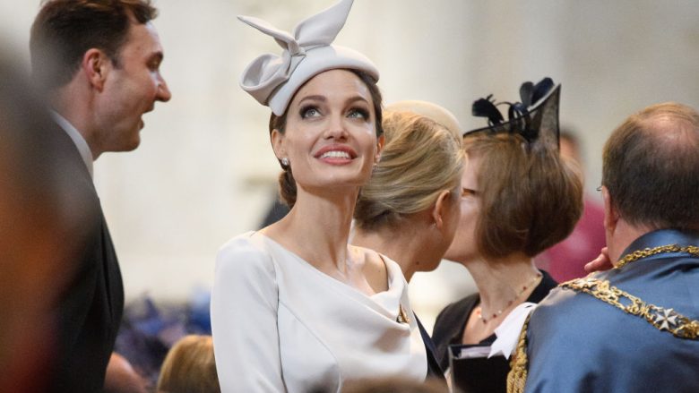 Angelina Jolie po mendon të adoptojë fëmijën e shtatë?