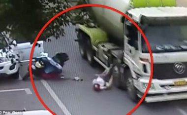 Helmeta ia shpëtoi jetën mototçiklistes, u shtyp nga një kamion me mikser të betonit (Video)