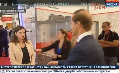 ‘Hipnotizohet’ nga ministri, gazetarja alivanoset gjatë transmetimit live (Video)