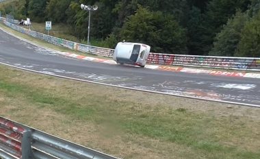 Humbi kontrollin dhe ra në njërën anë, shoferi ia doli të shpëtonte pa u rrotulluar (Video)