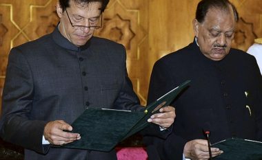 Imran Khan betohet si kryeministri ri i Pakistanit (Foto)
