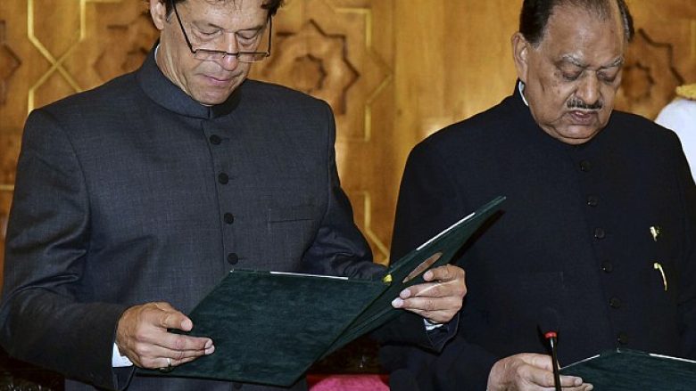 Imran Khan betohet si kryeministri ri i Pakistanit (Foto)