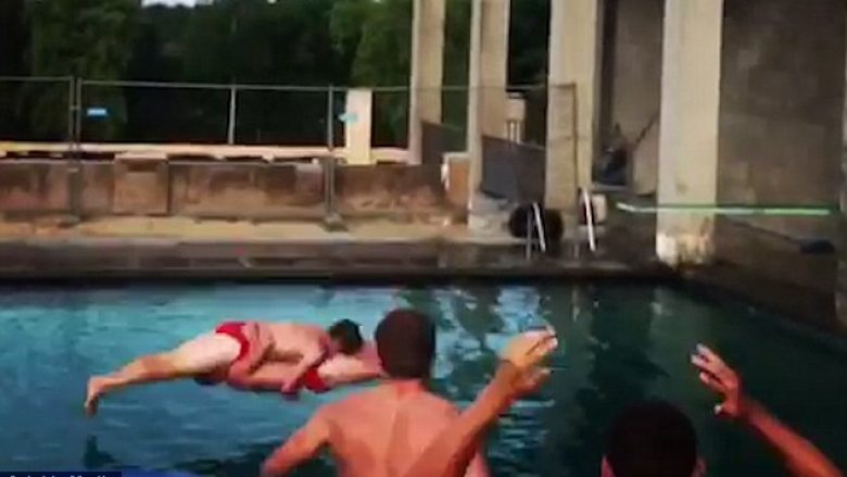 Kërcimi së bashku në pishinë nuk shkoi si duhet, përplasen si ‘dërrasa’ në ujë (Video)