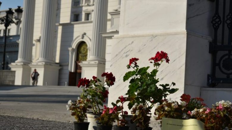 Të rinjtë e OBRM-PDUKM-së i dhanë lule Zaevit që të kursejë për tenderin.