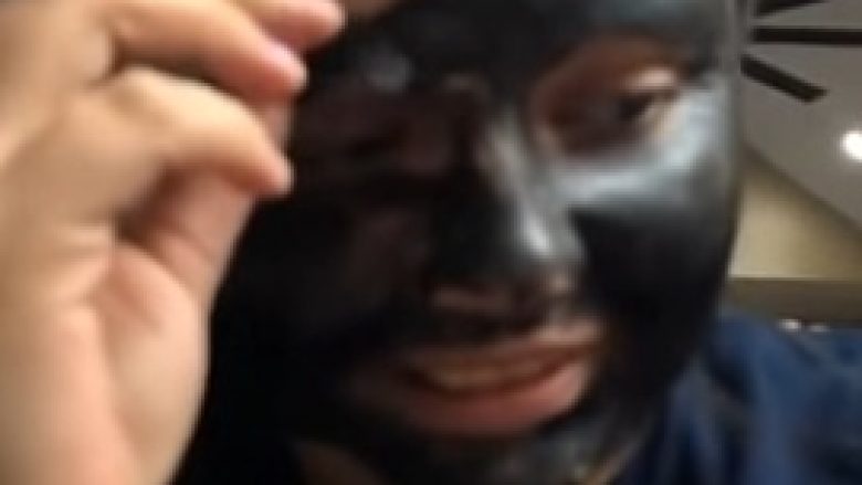 Maska për të pastruar fytyrën e la pa vetulla (Video)