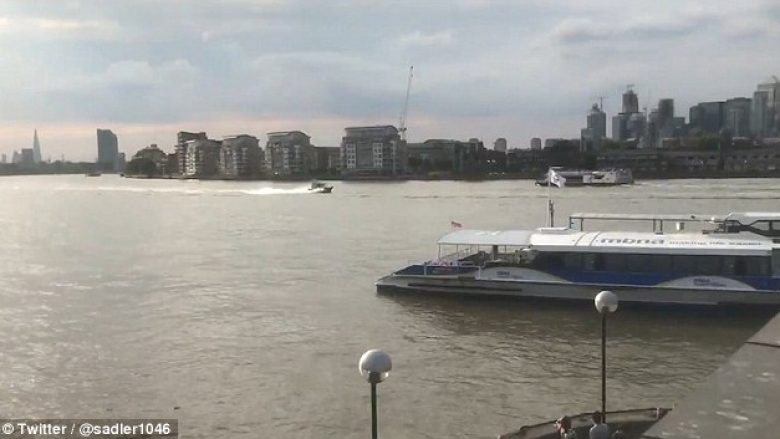 Polica ndjek barkën nëpër lumë, sikur në filma aksion (Video)