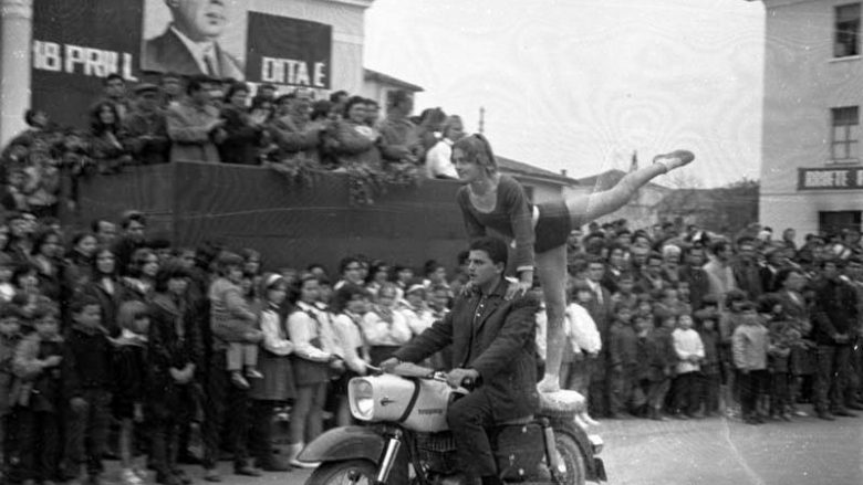 Historia e një fotografi në Shqipërinë komuniste