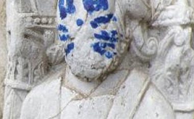 Ngjyrosi statujën e shekullit të 12-të, rrezikon të dënohet me 150 mijë euro gjobë (Foto)