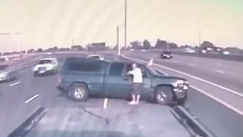 Pak momente pasi u aksidentua, në të njëjtën veturë u përplas një tjetër (Video)