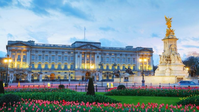 Pallati mbretëror “Buckingham” shpall konkurs për pjatalarës, paga vjetore 22.300 euro 