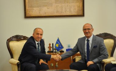 Ministri Gashi priti në takim kryetarin e komunës së Pejës